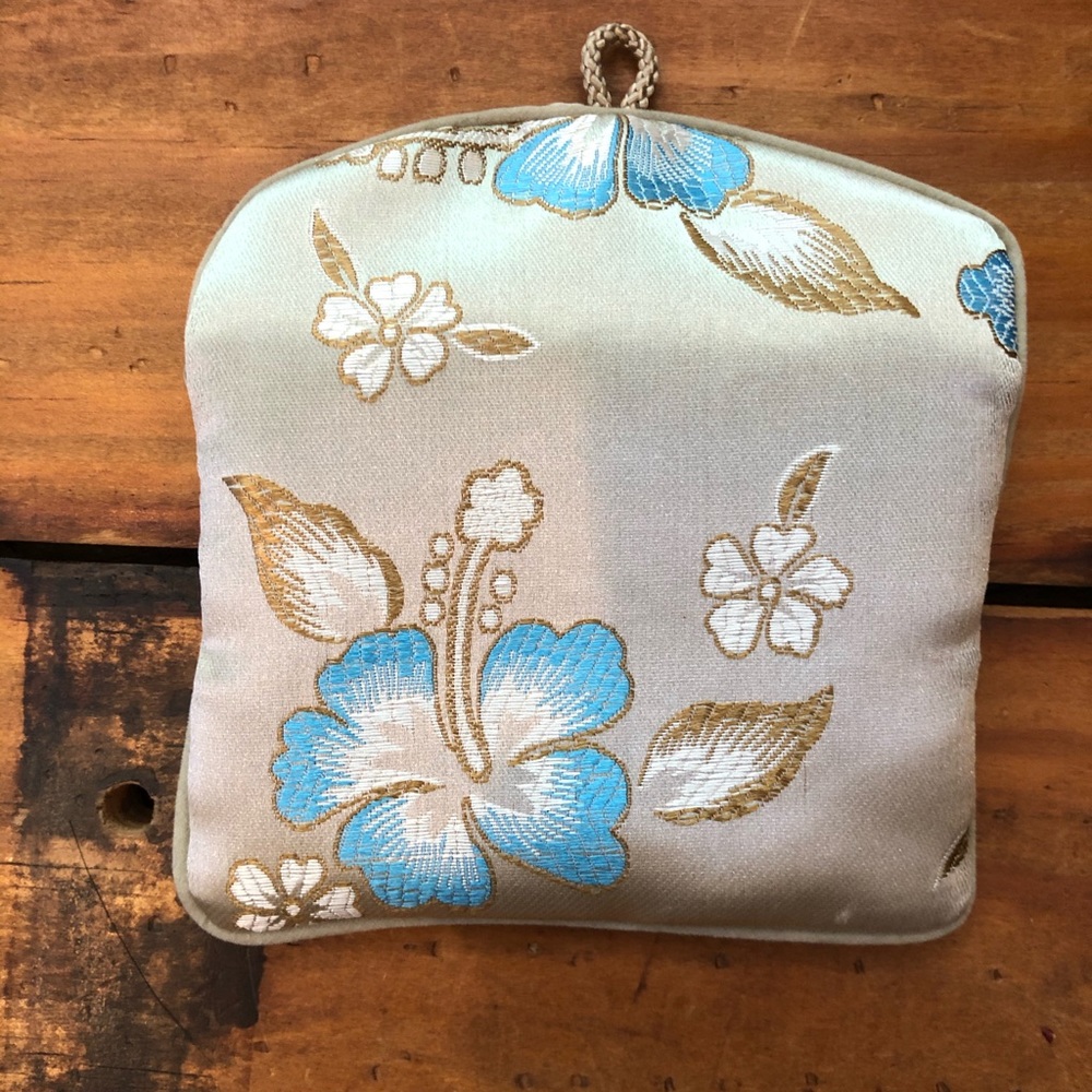 Small satin pouch - Picture 5 of 6